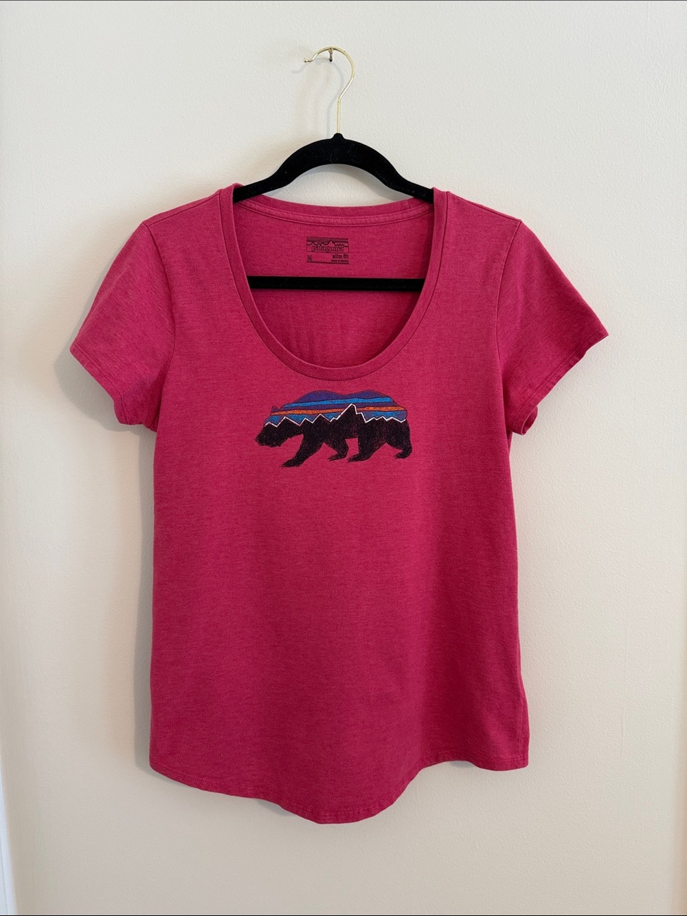 Patagonia Women's Scoop Neck Graphic Tee - Raspberry Pink // Medium Slim Fit - Picture 2 of 13